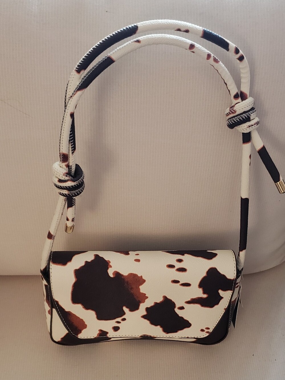 Cow-Print Shoulder Bag in White and Brown – Sleek Women’s Shoulder Purse